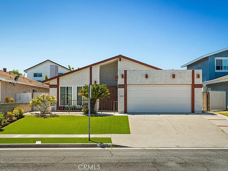 16831 S Mariposa Ave — Photo 1