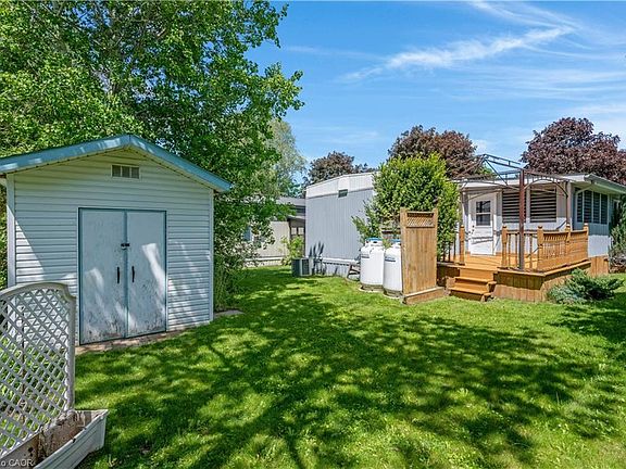 3rd image of 120 Maple Cres