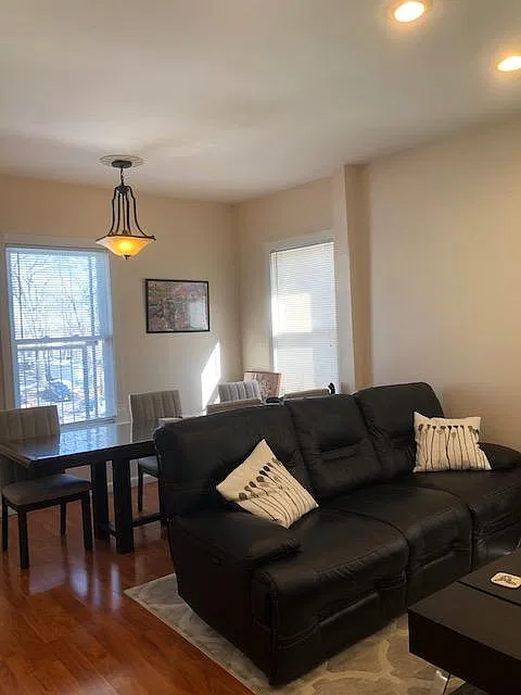3 bed, 1275 sqft, $3,795 — Photo 2
