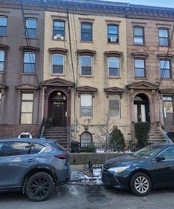 2nd image of 281 York St