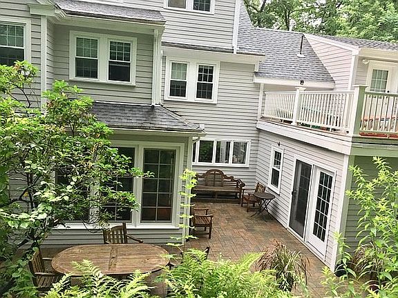 4th image of 212 Greenwood St