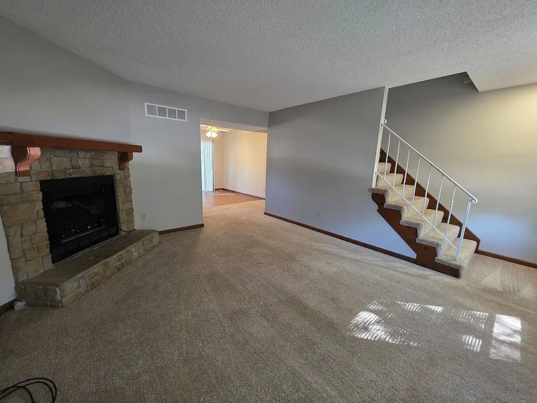18904 Manor Dr — Photo 3