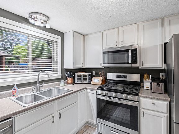 4th image of 826 Creekside Dr