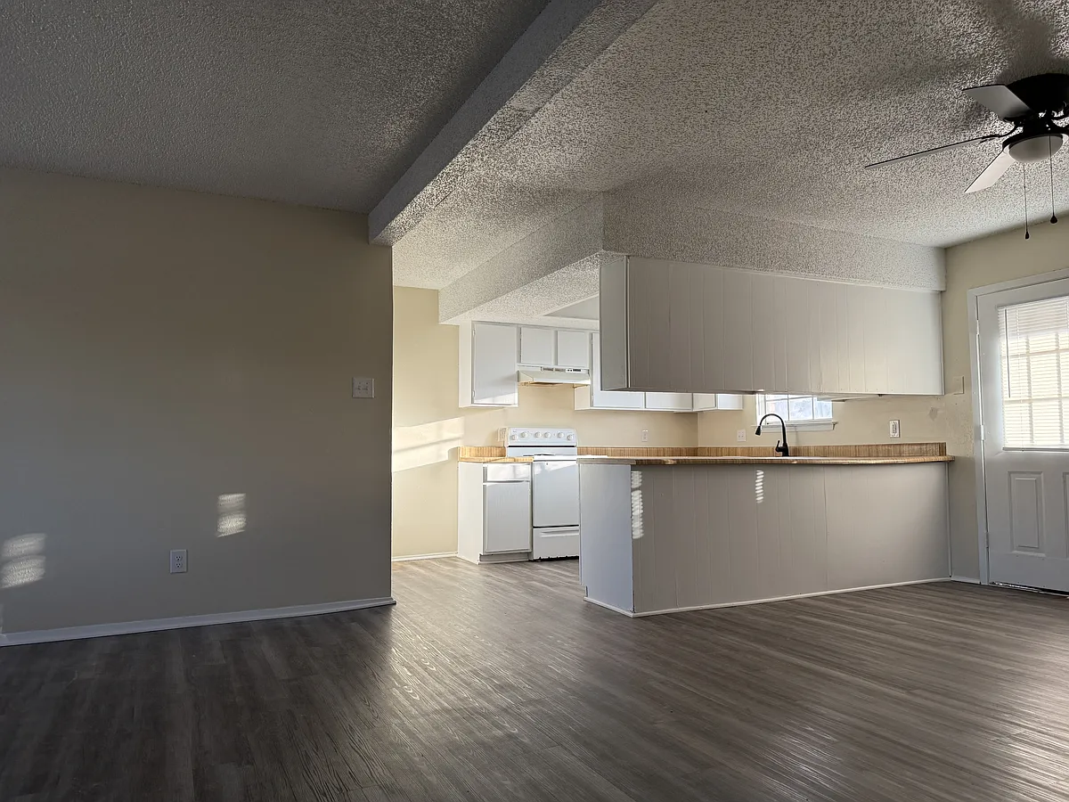 Building Photo - 1004 Indian Trl #D