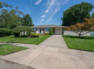 10 Pickwick Ct, Commack, NY 11725