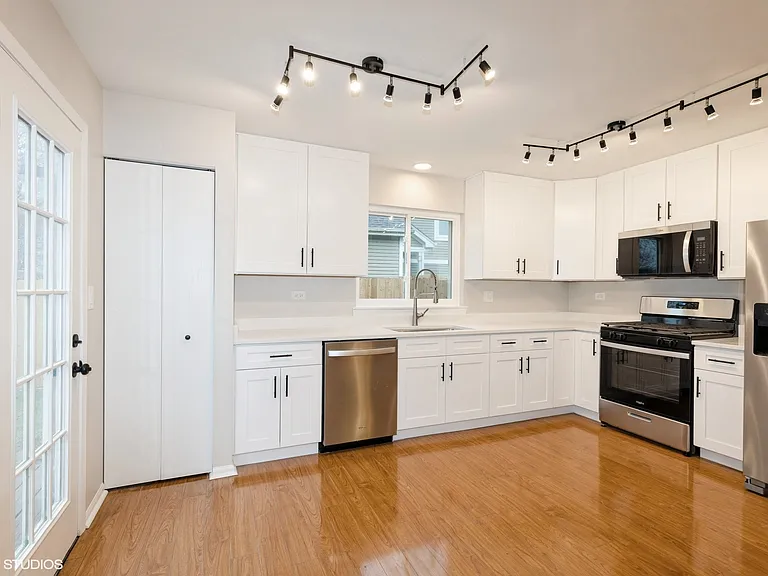 4663 Rolling Hills Dr — Photo 1