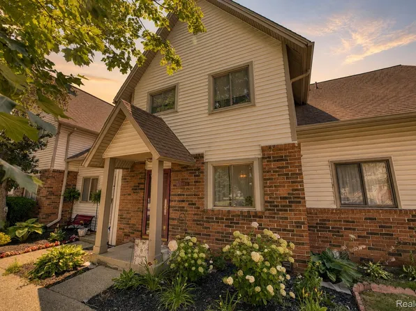 7300 Bluewater Dr APT 110, Clarkston, MI 48348