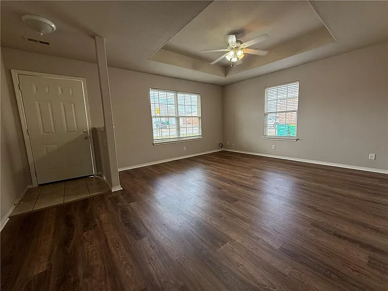 662 Appleridge Dr — Photo 2