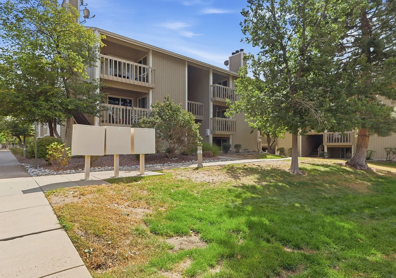 Ground floor 2 bed 1 bath Condo in the Pier Point Village Neighborhood — Photo 1