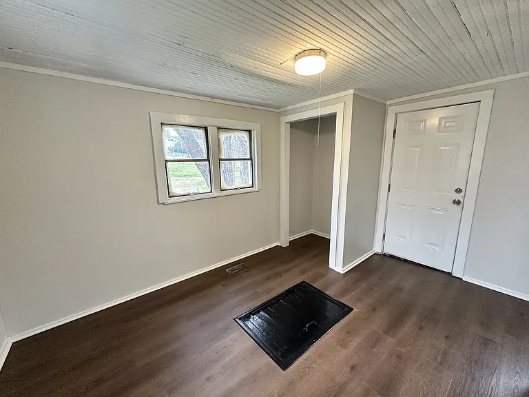 1556 Burgin Ave — Photo 4