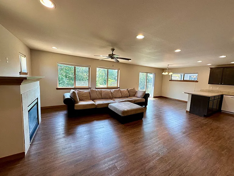 2145 Seamount Dr — Photo 2