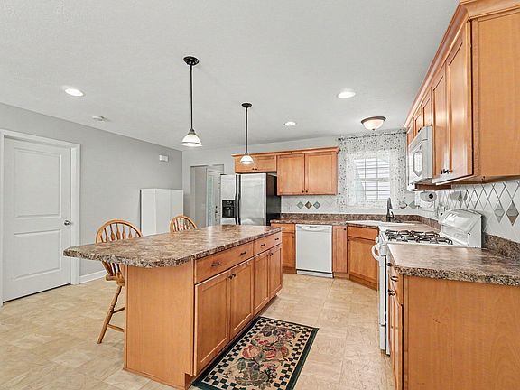 5th image of 4003 Eastbridge Dr