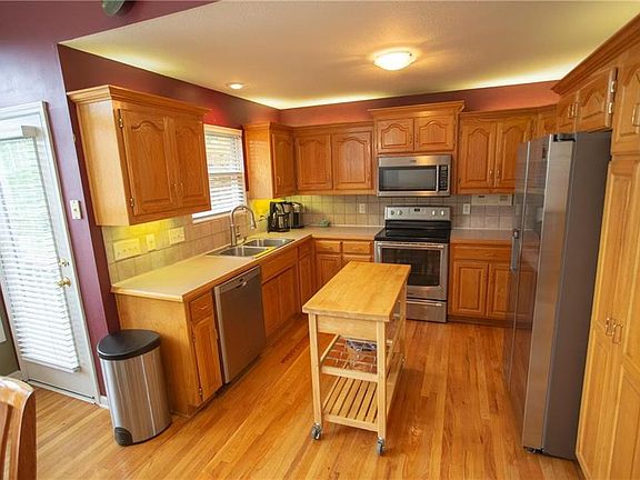 4th image of 1208 SE Warren Dr