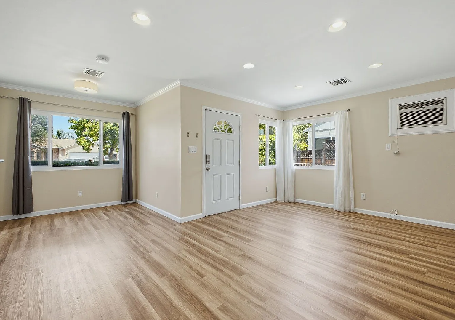 Stunning 3-Bedroom Burbank Home with Office & Entertainer's Backyard — Photo 3