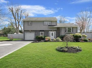 18 Jordan Ct, Dix Hills, NY 11746