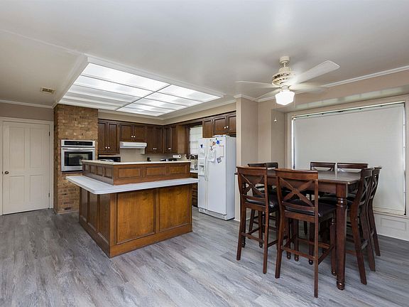5th image of 22610 Roberts St