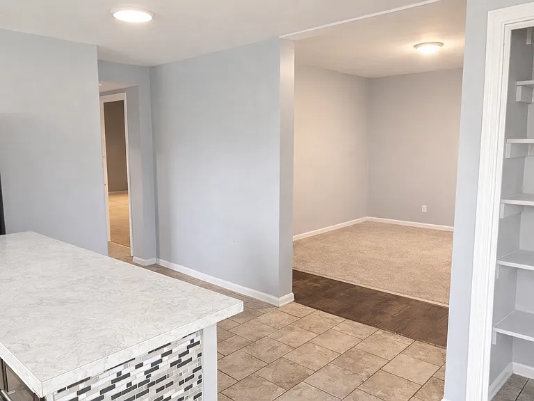 217 Seward Ave NW — Photo 2