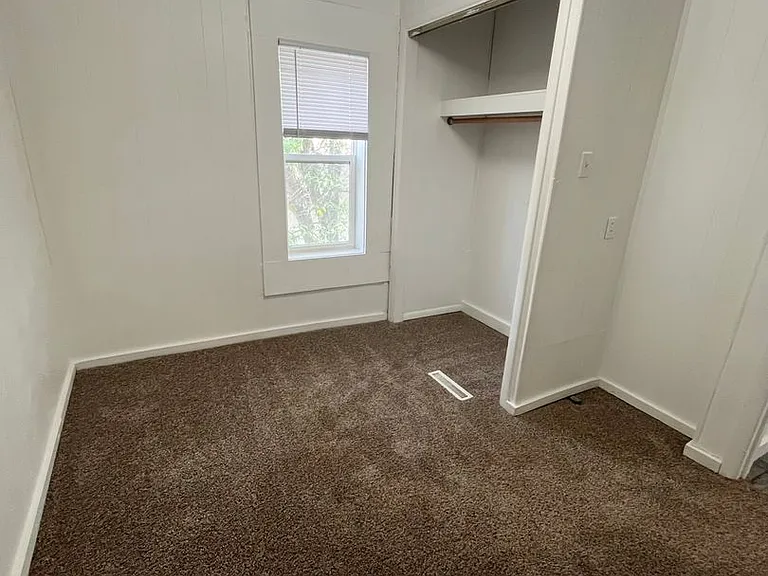 426 W 6th St — Photo 11