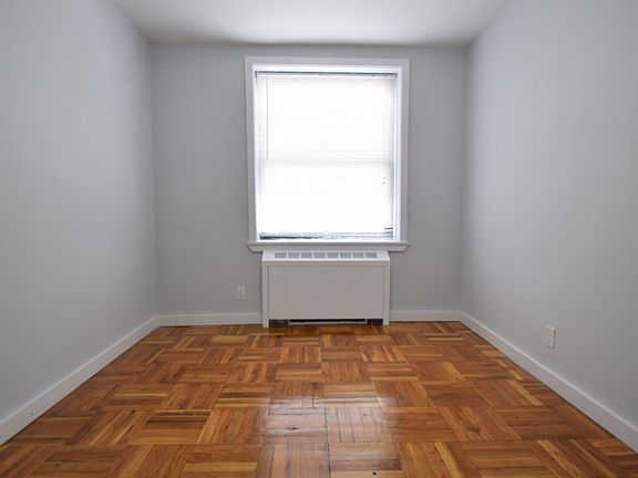 Harbor House - Small bedroom - H35-05A