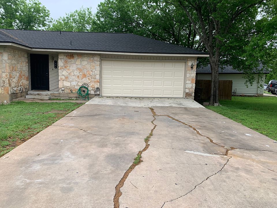 2nd image of 1004 Parkside Cir #1