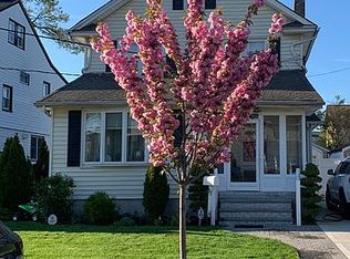 13 Allen St, Lynbrook, NY 11563