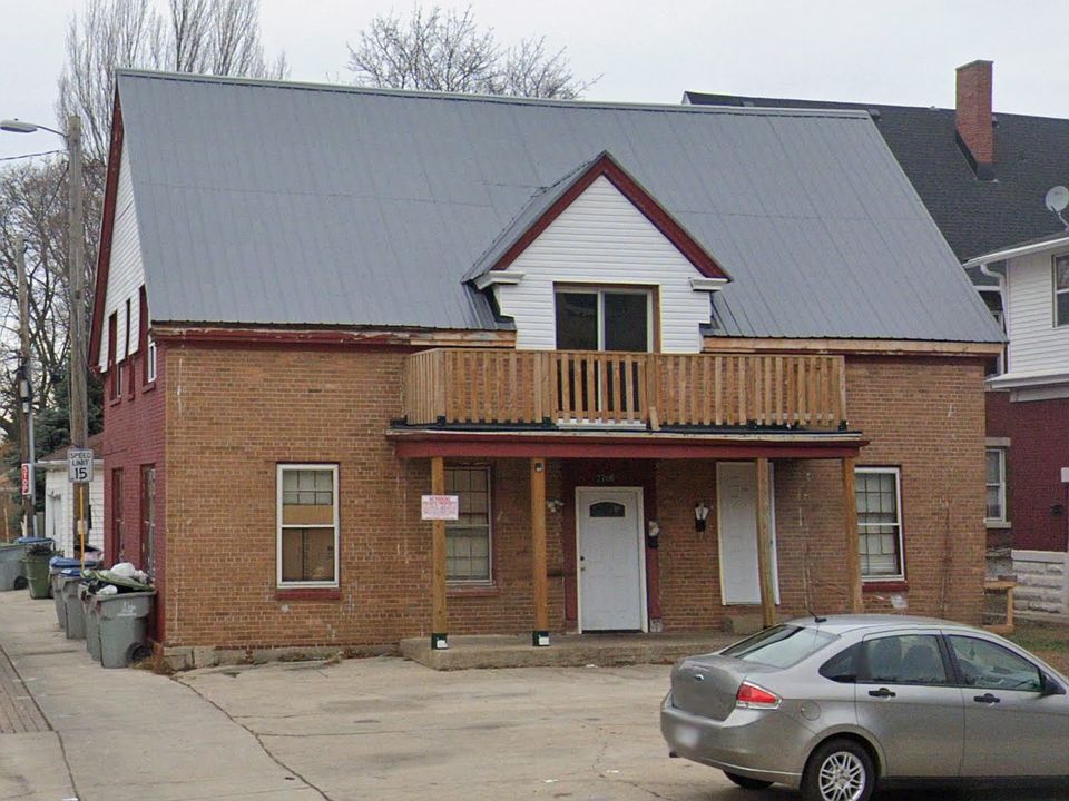 1st image of 2704 W Greenfield Ave #2704