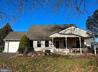 28 Quaker Oak Rd, Levittown, PA 19057