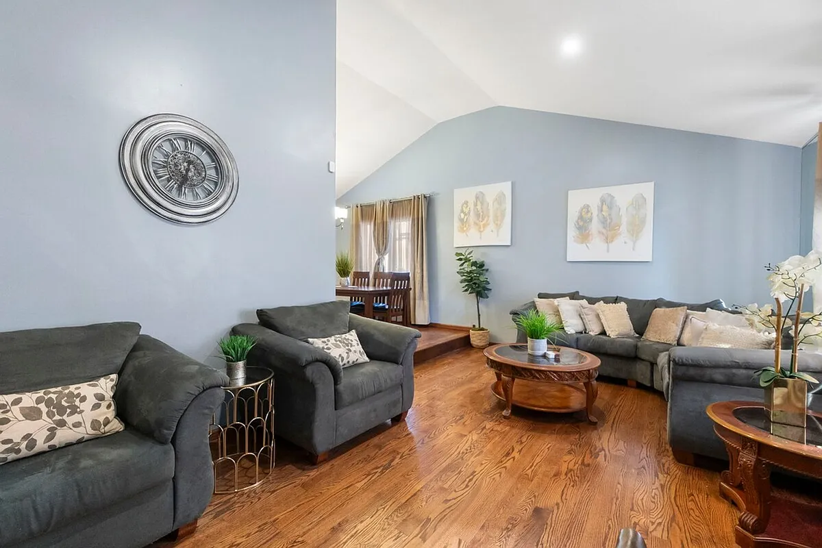Living Room - 4920 Lake Ct #ID1285035P