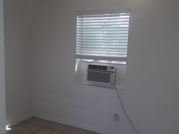 5th image of 314 N Lakeside Ct