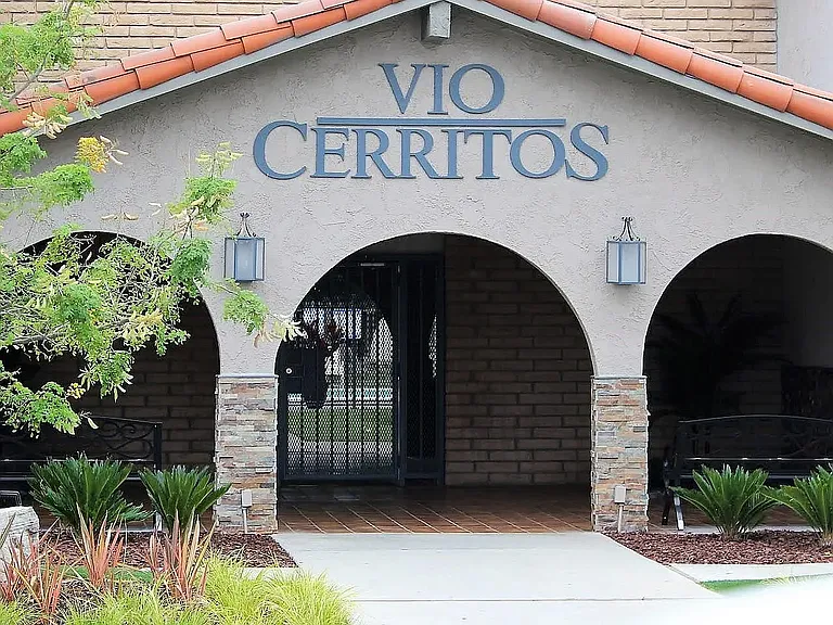 Vio Cerritos — Photo 2