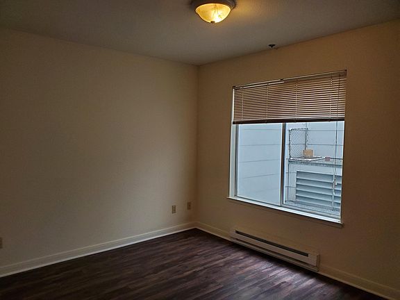 5th image of 1889 Oak St #1