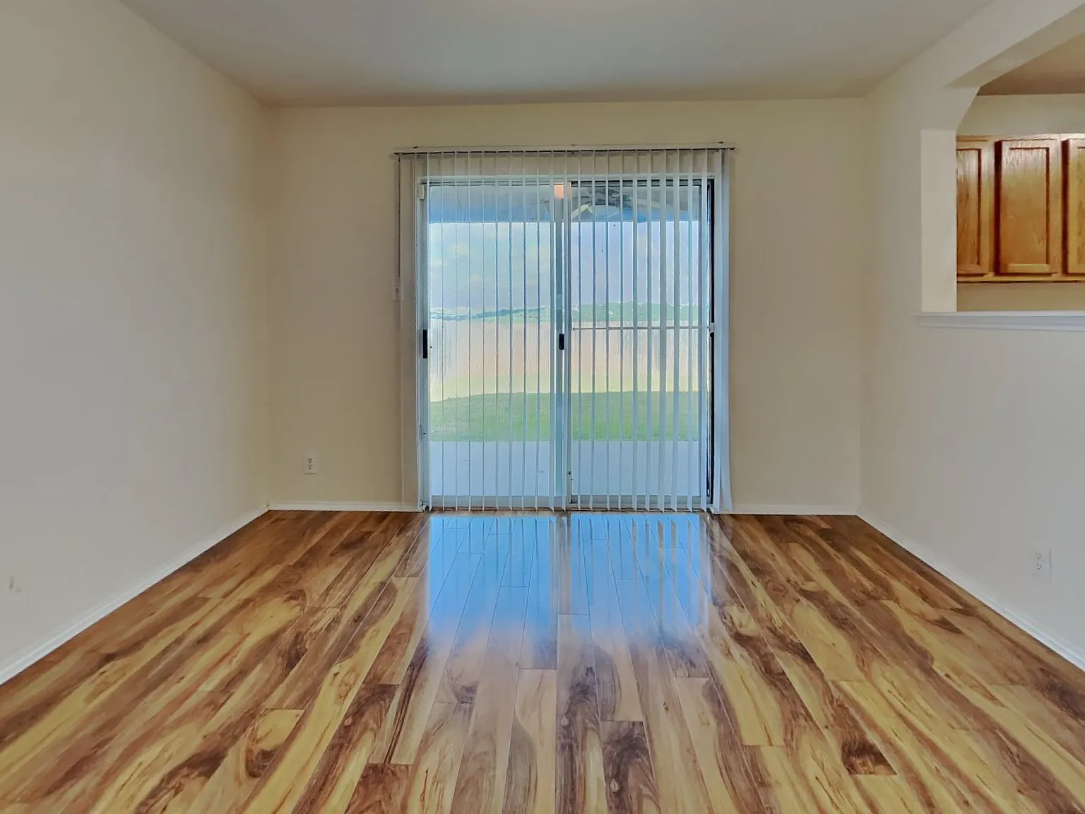 3 bed, 2.5 bath, 1808 sqft, $1,885 — Photo 4