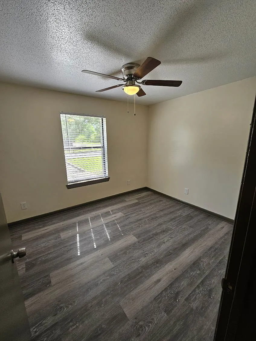 Parkwood Apartments — Photo 2