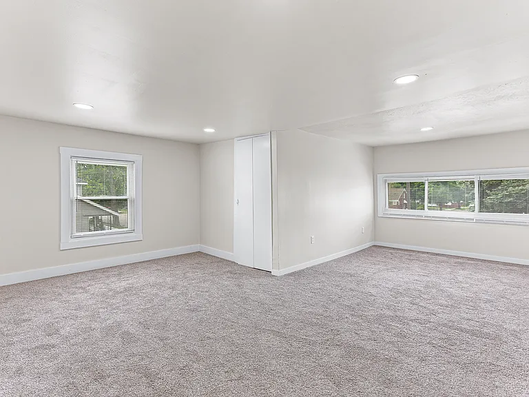 1473 Empire Ave — Photo 9