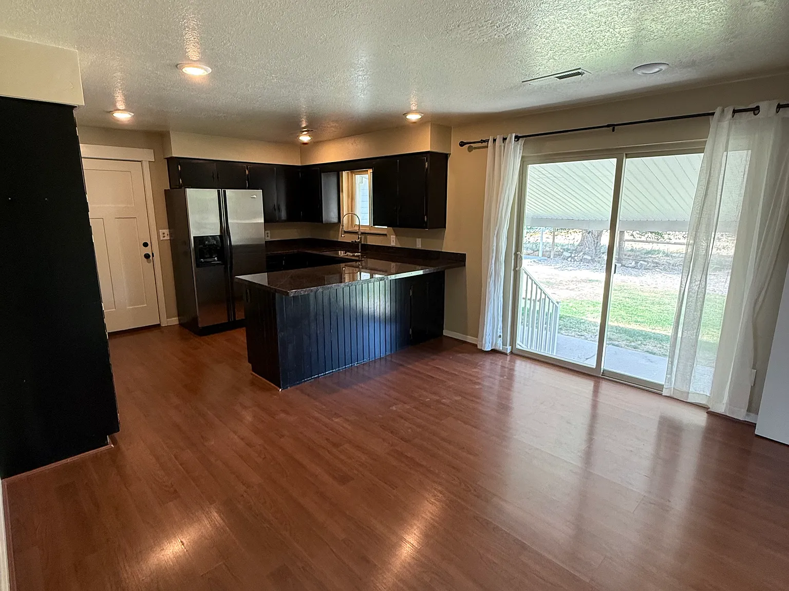 3 bed, 2500 sqft, $2,400 — Photo 2