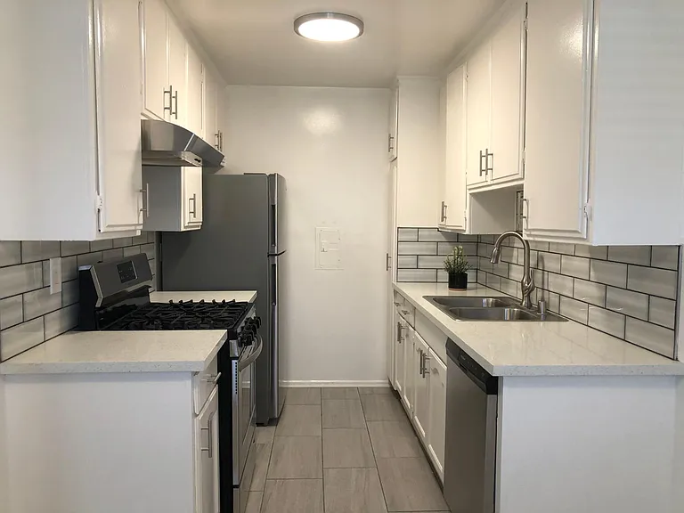 950 Magnolia Ave #22 — Photo 2