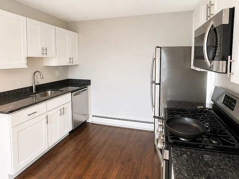 530 E 4th St #2 — Photo 4