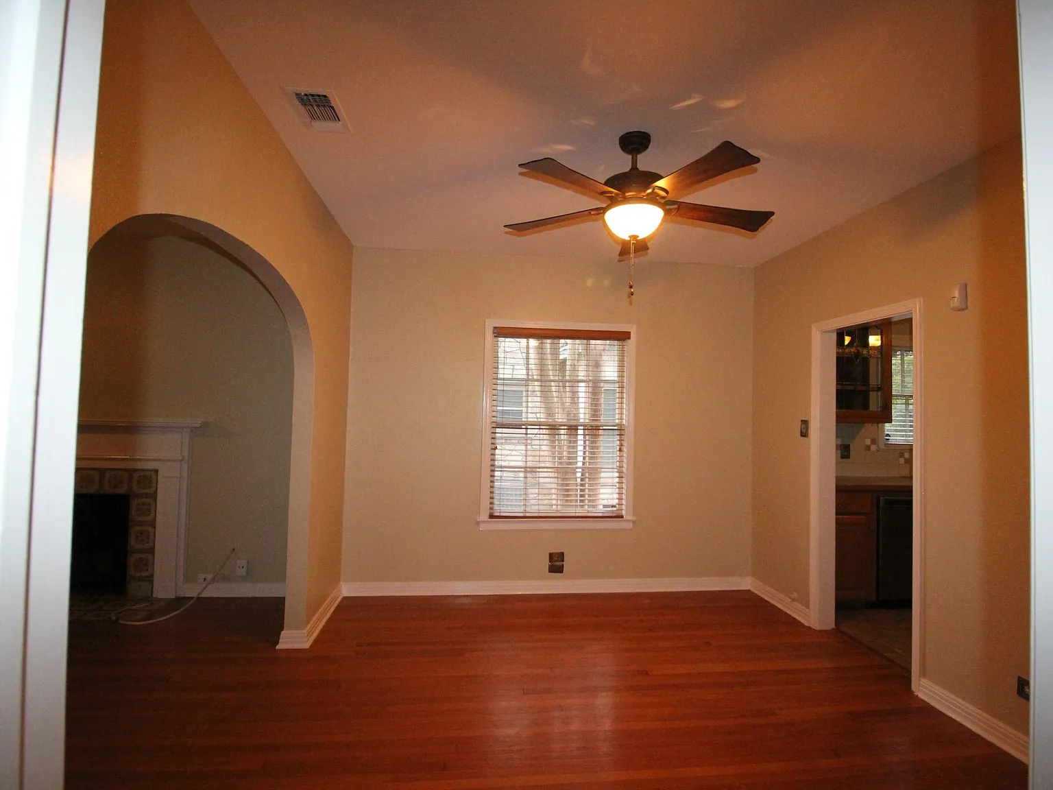 2 bed, 1186 sqft, $1,600 — Photo 2