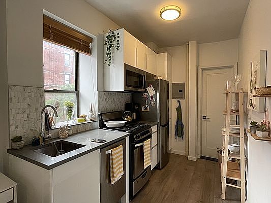 3rd image of 601 E 11th St APT 3C