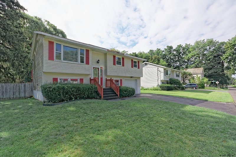 2nd image of 216 WILLOW CREEK Avenue