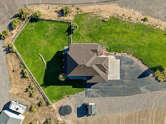 3rd image of 826 Slickrock Dr