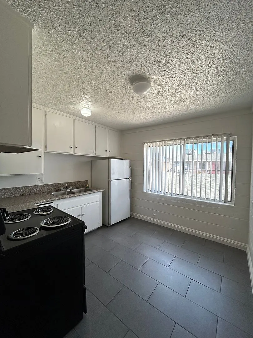3841 Hazelwood St — Photo 2