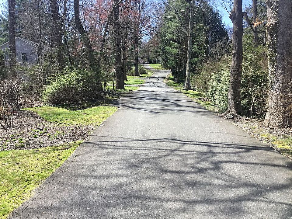 2nd image of 19 Hampton Ln