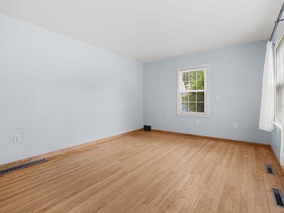 3rd image of 125 Sunset Blvd E