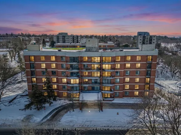 14 Greenview Dr #204, Kingston, ON K7M 7T5