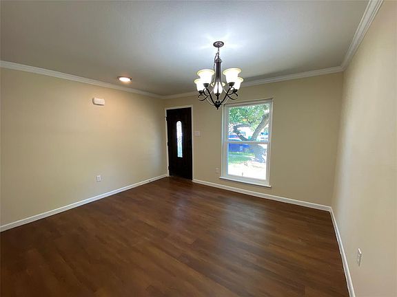 3rd image of 1521 Palisades Dr