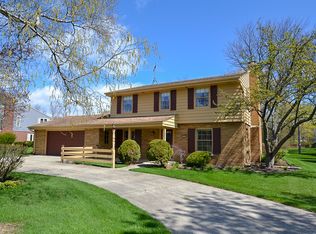 130 W Dunwood Rd, Fox Pt, WI 53217