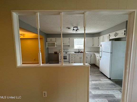 4th image of 1914 Colonial Hills Dr