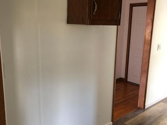 4th image of 65 Berkley Crest Dr