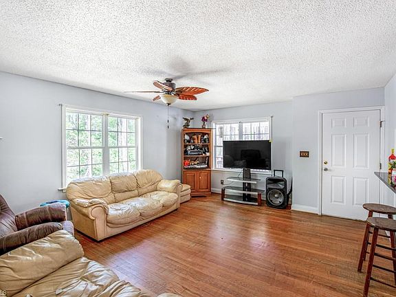 4th image of 133 Pegg Ave